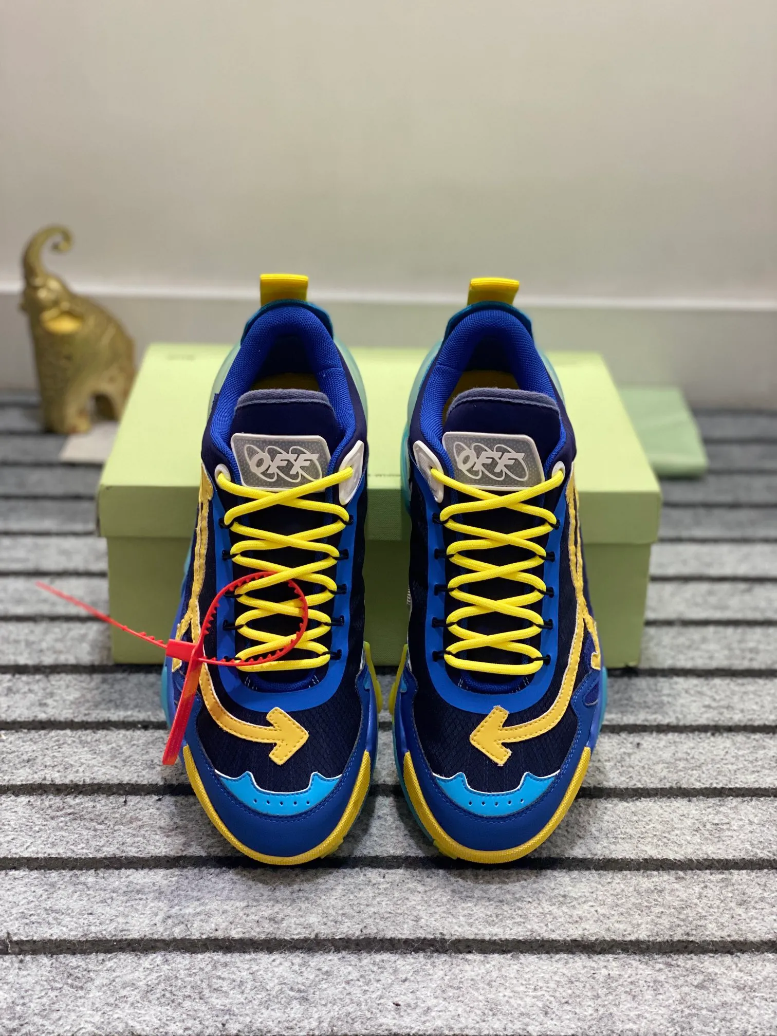 Men's shoes 💰640🌼【New】High-end boutique-OFF-WHITE x Air Jordan】1 The joint shoe design has been highly concerned by everyone. The new shoes are shown in the popular Chicago bull white and yellow LOGO color scheme. The shoe body is made of cowhide stitching and other materials. In addition to the X hidden on the inside of the leather, the oversized Swoosh, OFF-WHITE for Nike, and Air Jordan 1Birth information and the word AIR are displayed on both sides of the shoe, and OFF-WHITE's iconic details can be seen on the TPU sole and insole. You can choose a pair if you like the style. Size: 38-45 (45 customized